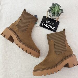 UNIVERSAL THREAD Women’s Tan Kyrie Chunky Heel Ankle Sock Boots